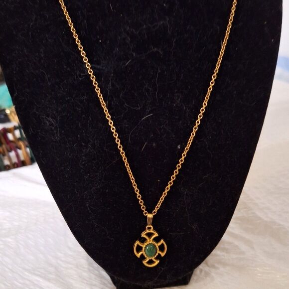 Avon Vintage Women's Necklace Baroness Maltese Cross Gold Tone Faux Jade - Picture 1 of 11